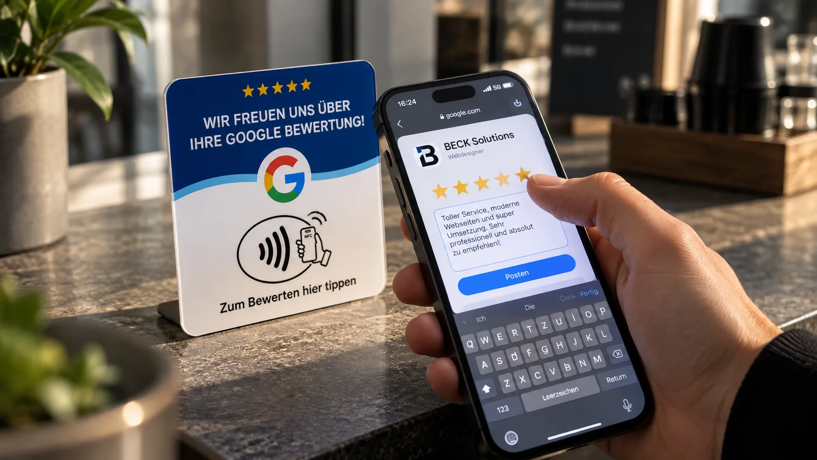 Ein Kunde hält sein Smartphone neben einen NFC-Aufsteller und gibt BECK Solutions eine Google-Bewertung mit fünf Sternen